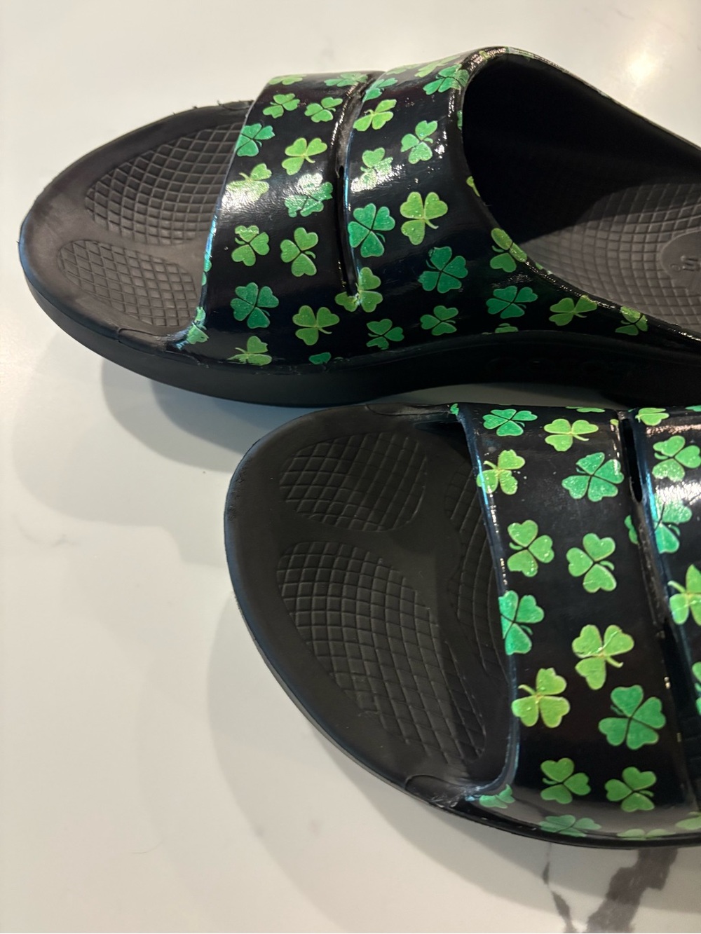 OOFOS Ooahh Limited Edition Black with Green Clover Design Sandal, 8, 39 - Picture 5 of 10